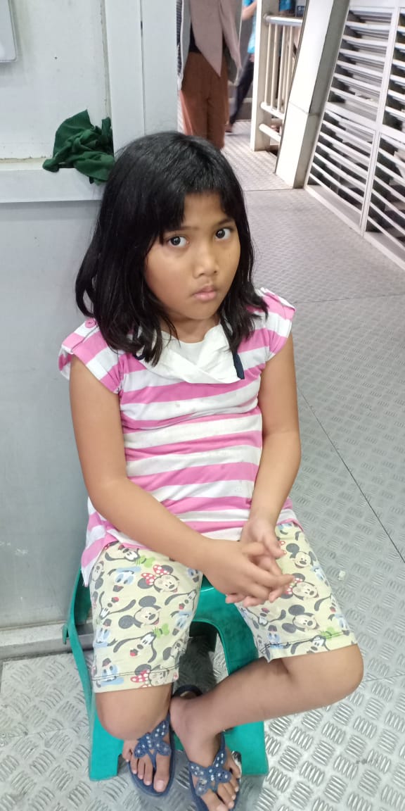 19.55 Telah di temukan Anak perempuan, skrg ada di Polres Jakut
Atas nama : Obrien Selena heldria
Umur : 7 tahun
Pakaian : 
-baju lengan pendek (pink putih garis)
-celana pendek motif micky mouse
Ciri-Ciri : 
 - rambut sebahu lurus (hitam)
 - tinggi -+ 140 cm
Alamat : Bekasi