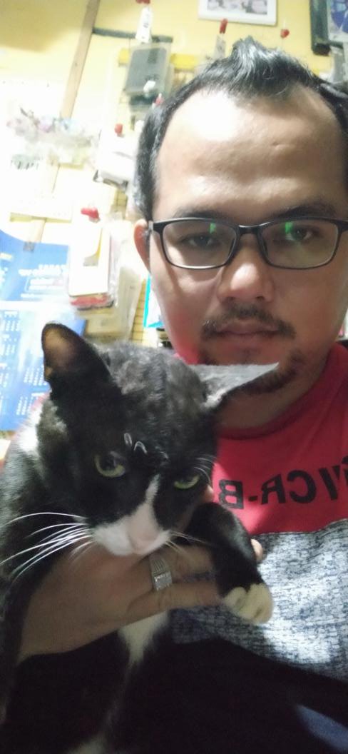 BroPanjaitan's tweet photo. @malam_malamNET #MALAMMALAMBAGIPULSADONG 
Malam kak tor, sur, dith. My name is ALDO PANJAITAN, kenalkan ini miaow saya yang bernama "BLACK", yang nggak doyan cari tikus, tapi doyan nemani saya nonton #malam_malamNET yang selalu buat saya terbahak2, meski dirumah tetep cahyoo https://t.co/xJXvi9Cylh