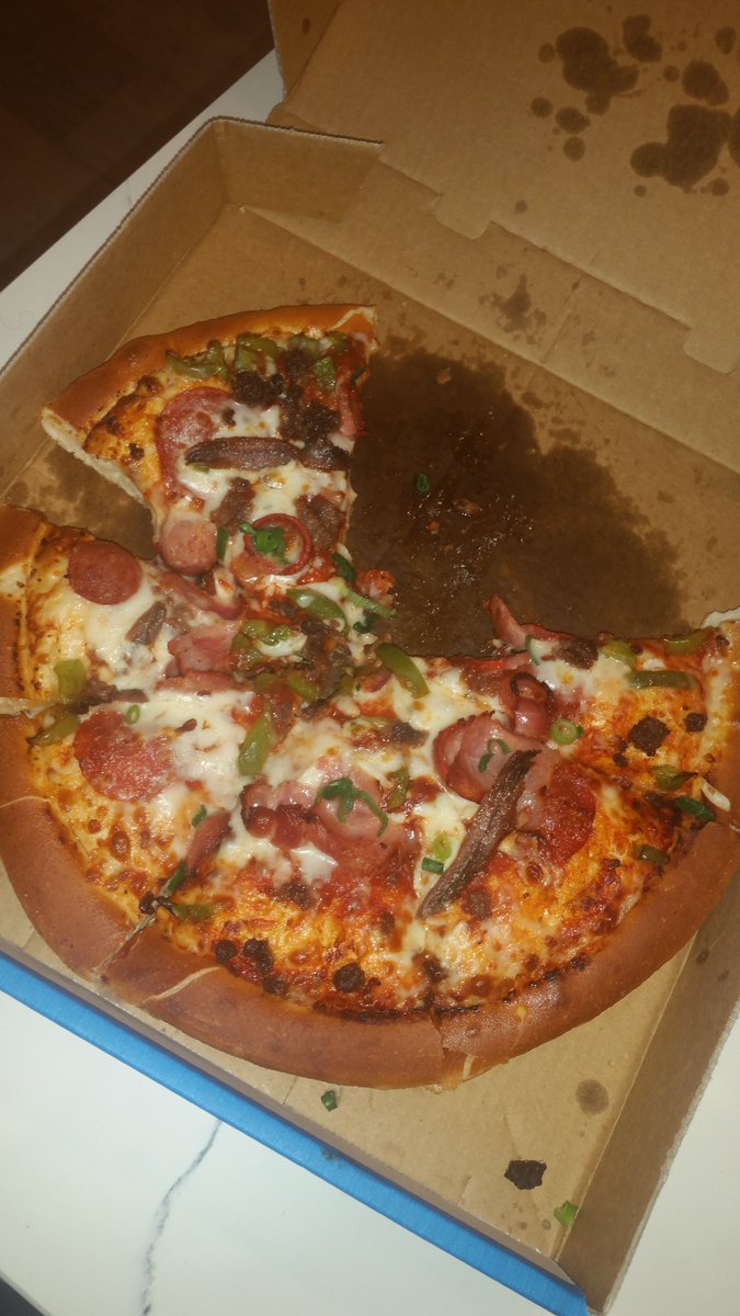 DjTomStarks's tweet photo. @Dominos_AU paid for 2x anchovies hardly got any https://t.co/RNpDBE0OnS