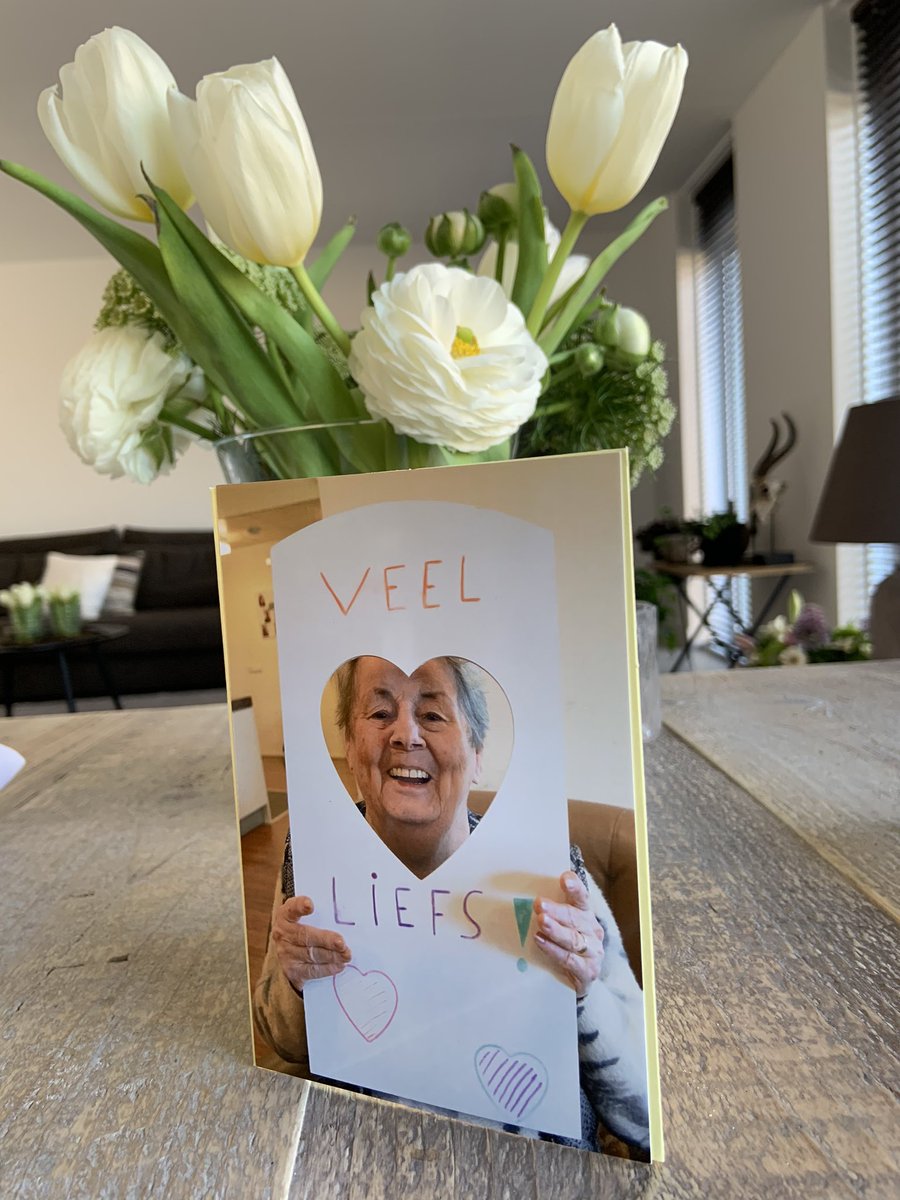 Westrik's tweet photo. Nu 4 weken elkaar niet live kunnen ontmoeten. Wel spreken via videobellen. Doen ze goed die ❤️ verzorgers van onze moeder in verpleeghuis @zorggrotewaarde #hetKristal afdeling #Topaas Kaartje kleine moeite groot...🙏����🌹 https://t.co/65JJBxR64u