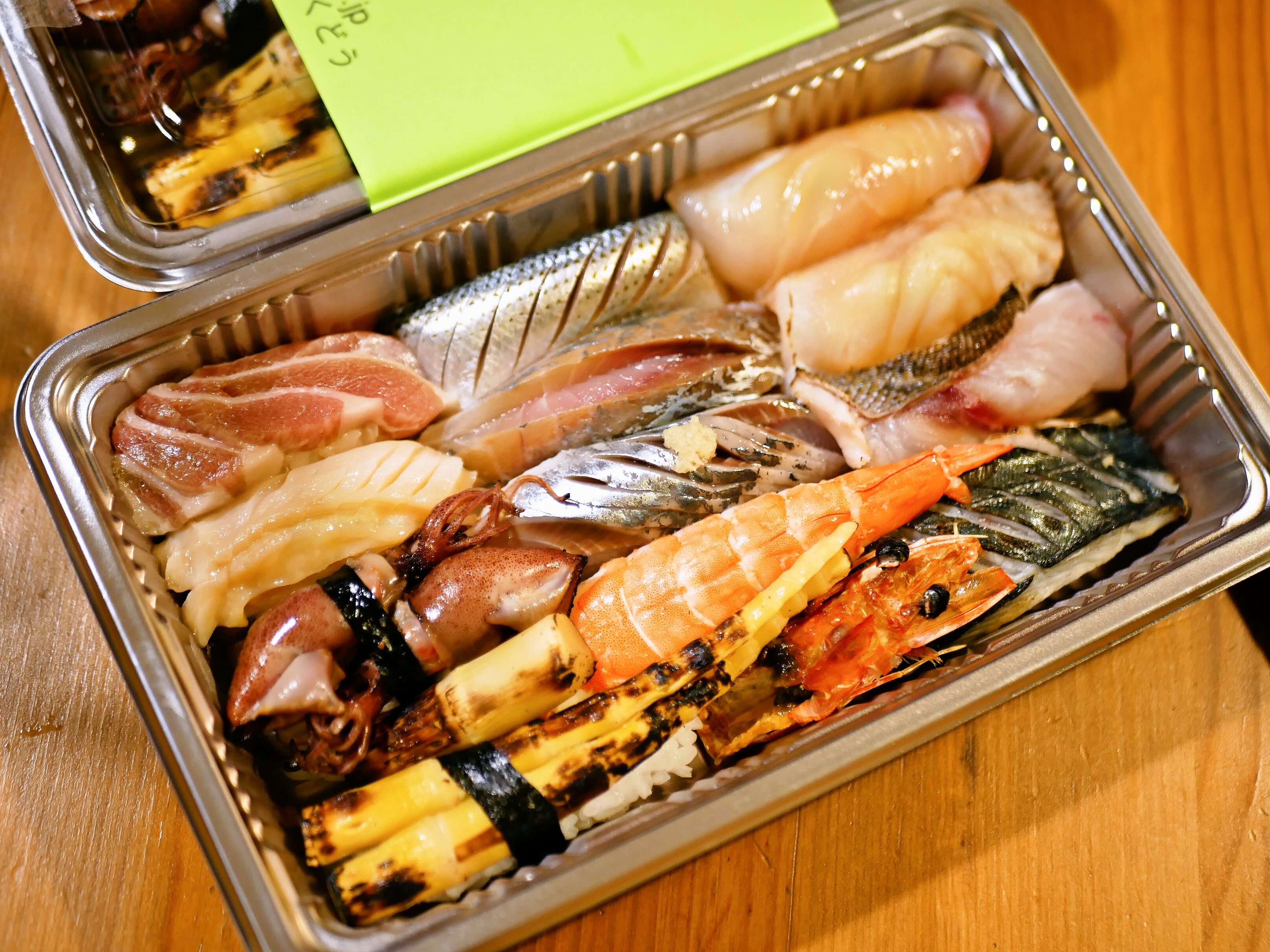 白央篤司 近所のお寿司屋さんからテイクアウト 本当に良心的で素敵なお店なんですよ ばら寿司やたまご焼きの持ち帰りもあります お近くのかたぜひぜひ 早くここのカウンターで楽しみたい あ 実にお手頃です 西川口 テイクアウト 鮨くどう