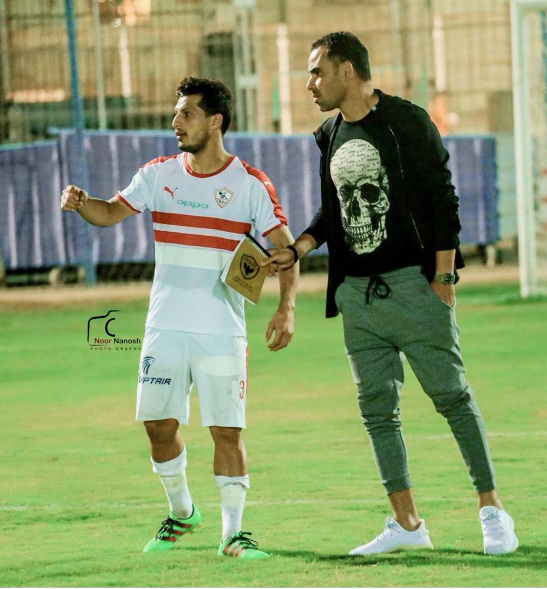 بص يا ابني الي بيحبه ربه بيحبب فيه خلقه انت الناس في ضهرك وجمهور الزمالك خير مثال لذلك سيبك من اي حد وانا عارف انت بتفكر ازي انت دايس علي الكل وهما بيحاولو بقالهم ٣ او ٤ سنين يوقعوك والاعلام كله ماشاء الله كلهم ماشيين علي نهج اكل العيش اهم،، احرق فيهم وكيد فيهم واحنا في ضهرك 🔥🇦🇹