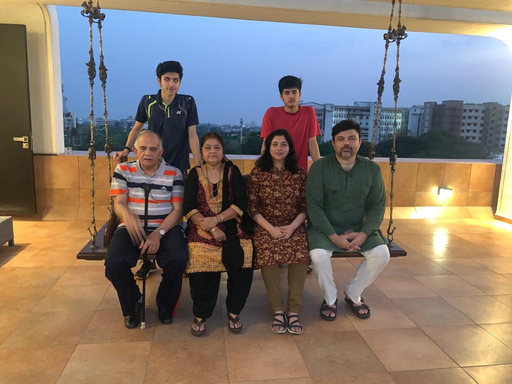 AshishRDoffice's tweet photo. “You leave home to seek your fortune and, when you get it, you go home and share it with your family.”
#stayhome #stayhomestaysafe #lockdownindia #coronavirusoutbreakindia #waroncorona #coronaharegaindiajeetega #familytime #lockdownwithfamily https://t.co/tAgZgChz6b