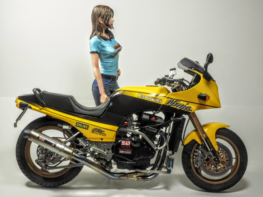 Zxshige やっぱりバイクに華を ってことで 歴代カワサキのモンスターと一緒にツーショット 美女とバイクは 峰不二子の頃から鉄板ですね 勝手に盛り上がってます カワサキ フィギュア ガールズライダー T Co 1vrme98tyh Twitter