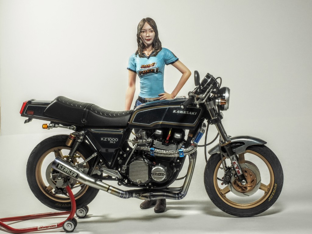 Zxshige やっぱりバイクに華を ってことで 歴代カワサキのモンスターと一緒にツーショット 美女とバイクは 峰不二子の頃から鉄板ですね 勝手に盛り上がってます カワサキ フィギュア ガールズライダー T Co 1vrme98tyh Twitter
