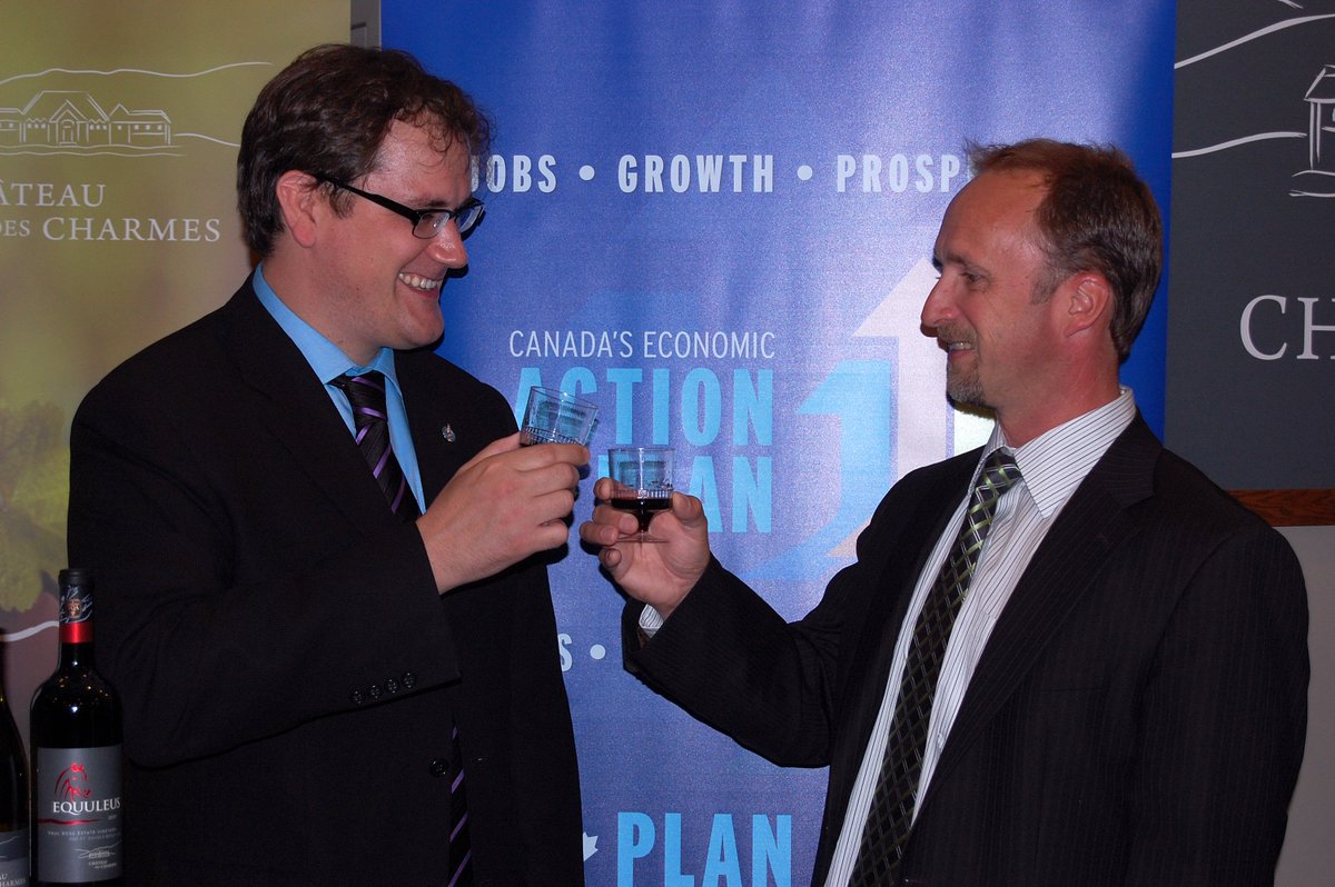 WineGrowersCA's tweet photo. #Tbt 2012, C-311 received Royal Assent
@Dan_Paszkowski & @DanAlbas cheers to hopes of free trade.. 8 years later and only 3 provinces have amended their laws to allow for direct-to-consumer. For our businesses to survive #CDNwineries need options to ship coast-to-coast. #CDNtrade https://t.co/84SeK7QKBy