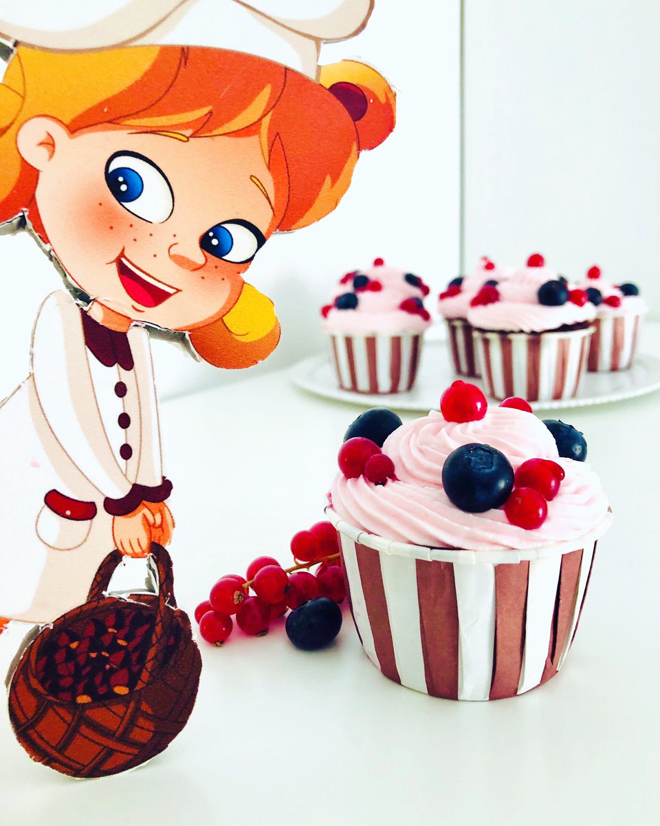 Buona giornata 💕 stando in casa ci ritroviamo ad avere tanto tempo a disposizione 😉approfittiamone per creare un dolcetto con il #cioccolato avanzato da #Pasqua come questi #cupcake con tanti #fruttidibosco 😋 #16aprile #restateacasa #chefsusie #dolci