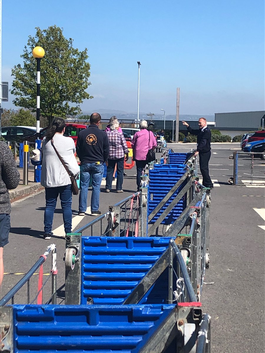 Security at Wadebridge <a href="/Tesco/">Tesco</a> encouraging and thanking the queue for dancing to the music provided 😁🙌🏼