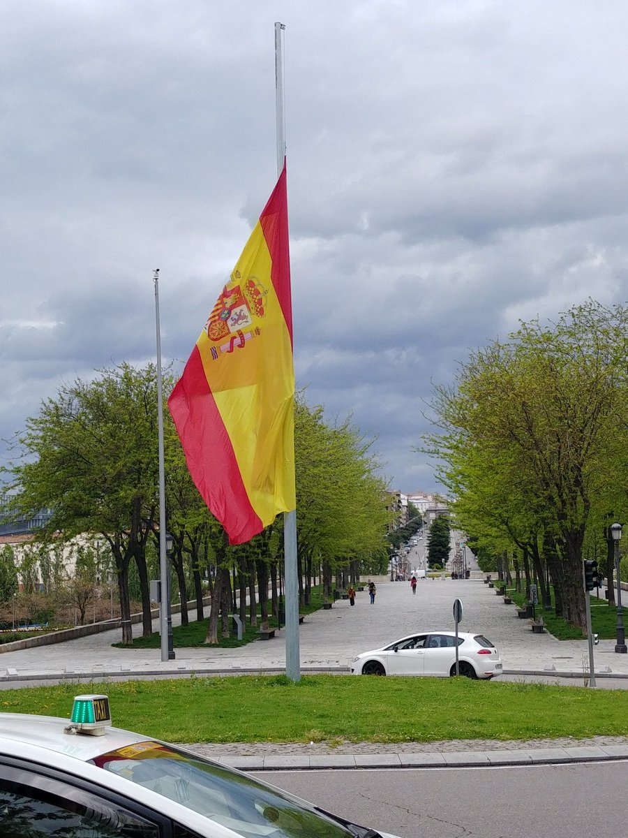aida2santos's tweet photo. ¿Sentís cómo cura y te deja la nevera llena la bandera de su España a media asta? https://t.co/hutfDSqu6O