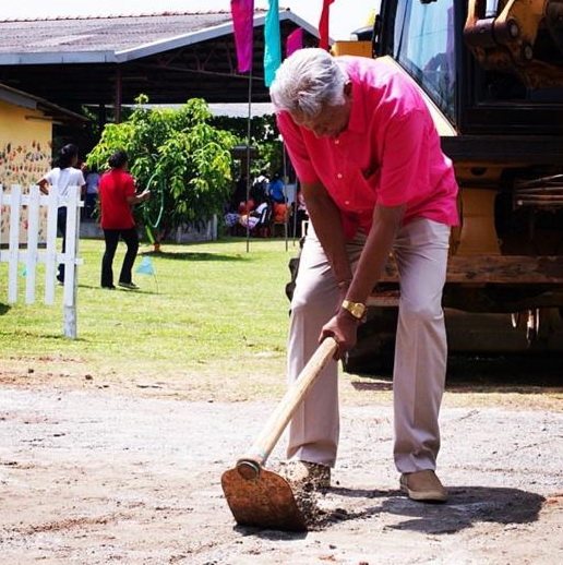 Dilmah's tweet photo. A #throwback that says it all; #Dilmahfounder Merrill J. Fernando devoted his life to #tea with a #purpose: to share profits with the less privileged.
This photo was taken in 2014 at the #MJFCentre Moratuwa ground breaking ceremony for its Vocational Training buildings. #MJFCF https://t.co/Y1CZwzsRqi