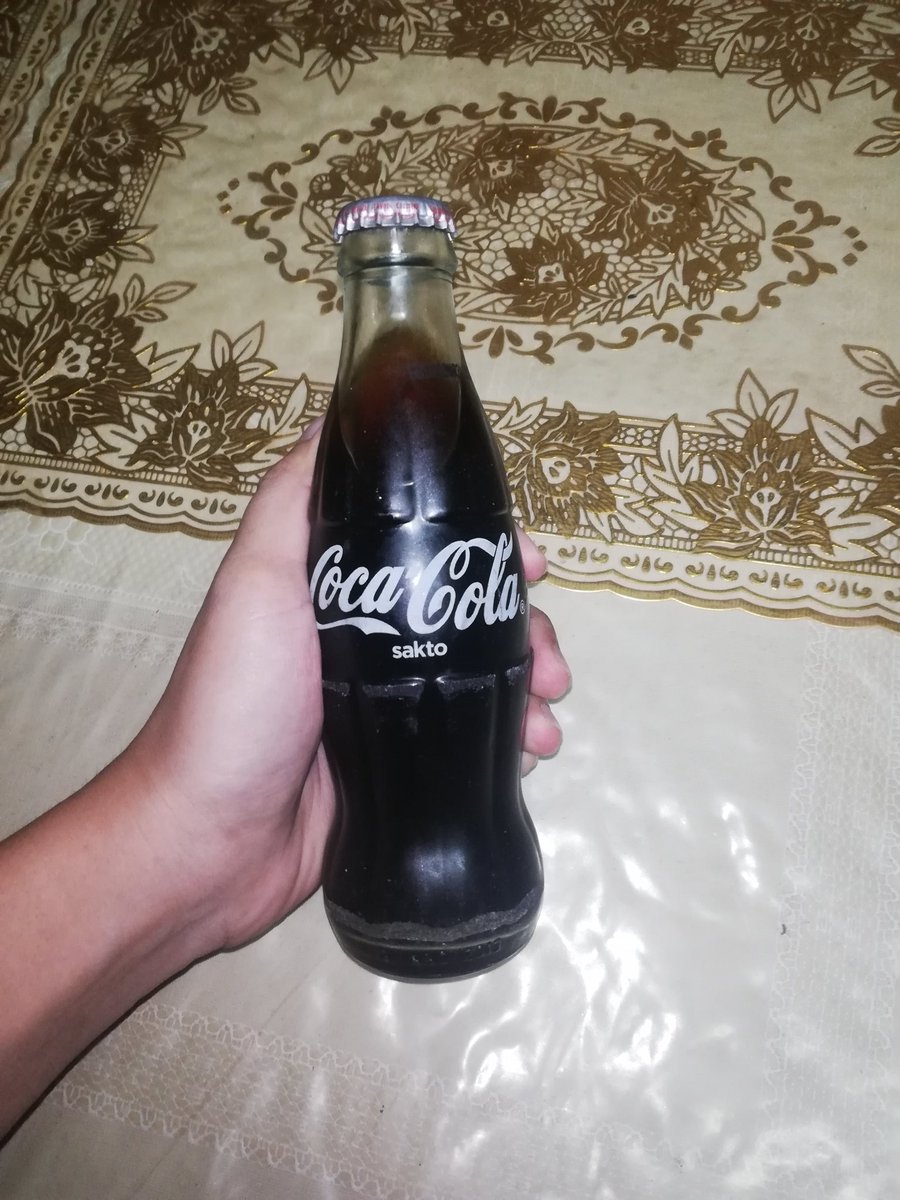 razlelue's tweet photo. Coke from a glass bottle will always taste better than coke from a plastic bottle👌🏻 https://t.co/iahpjSa55Q