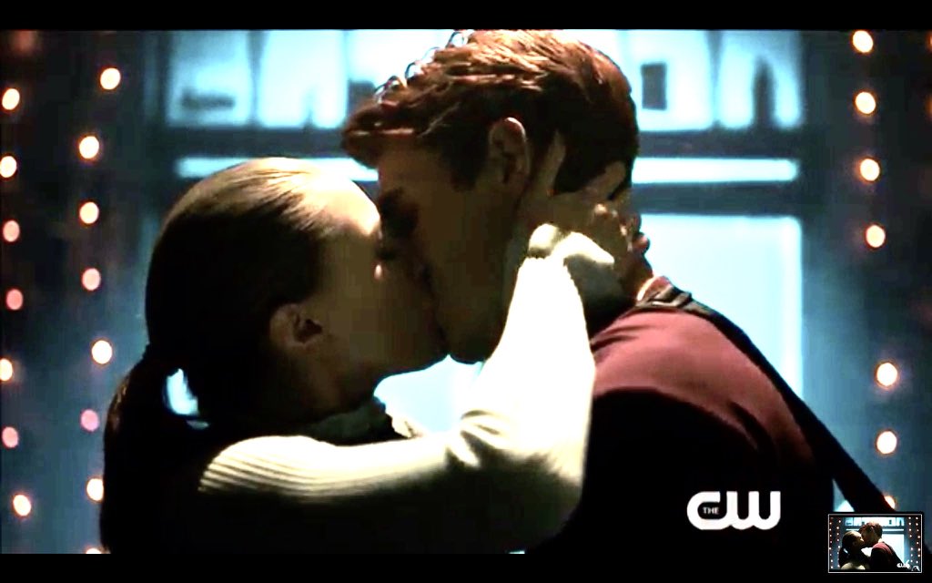 archiecheated's tweet photo. can you believe #Barchie outsold every varchie and bughead scene in 15 SECONDS #Riverdale https://t.co/2hiAdb6rxW