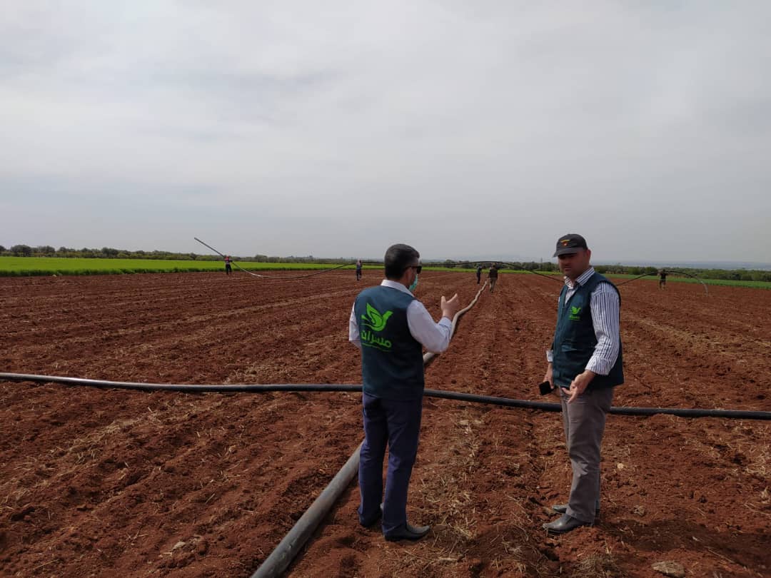 MasrratEst's tweet photo. Within the project of support food security and livelihoods, the Establishment For Human Care and Development - Masrrat has begun installing drip irrigation kits in the field school for practical training for farmers that benefitted from the program.
#MASRRAT
#SYRİA https://t.co/F5JBVKCPFk