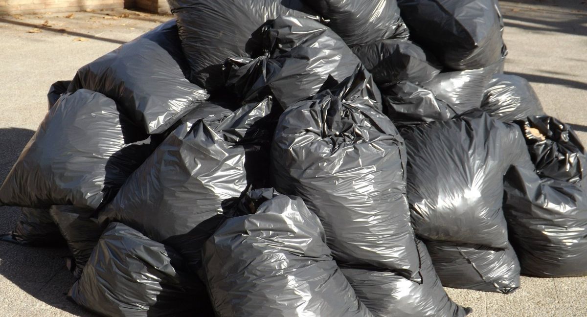 Michael67555351's tweet photo. The International Solid #Waste Association recently released a statement regarding the role of waste collection in the #COVID19 crisis - and it's a vital role. More vital, though, is the need to #protect our collection workers - and keep our cities safe. https://t.co/rpea1f0p9m https://t.co/4LNCMjKe53