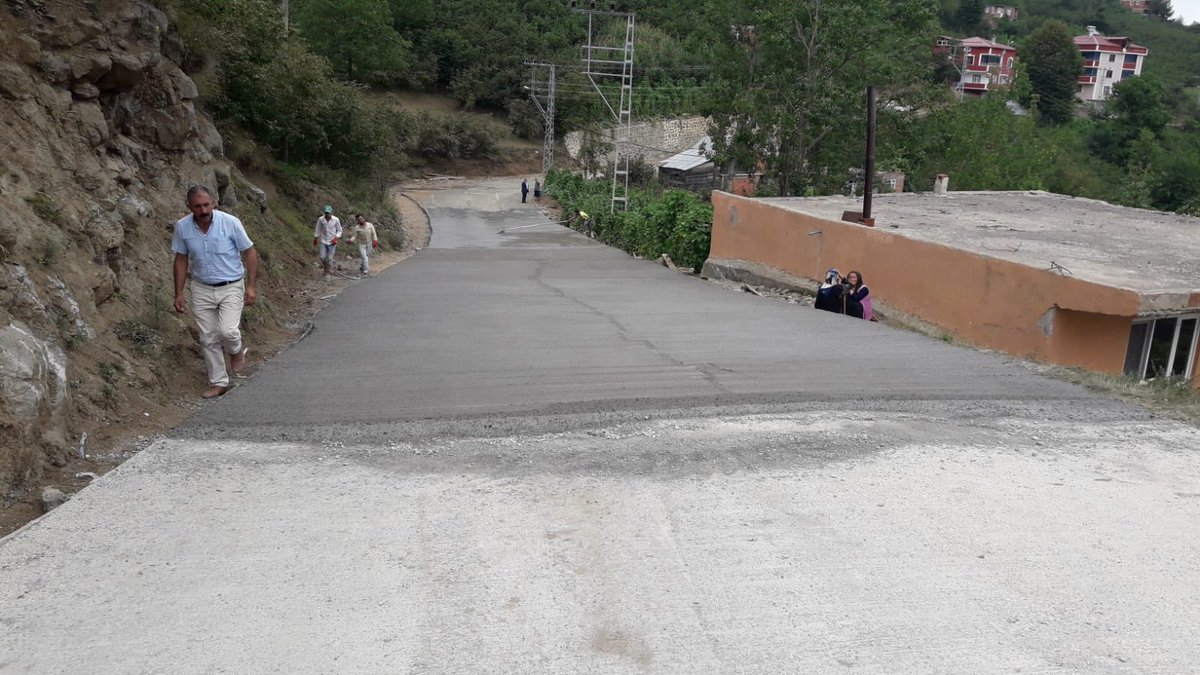 Cumhurbaşkanımızın talimatı ile Kırdes Projesi kapsamında İçişleri Bakanlığı tarafından ValiliğimizYİKOB’a aktarılan ödenekle yol yapmaya devam ediyoruz. Gürgentepe Muratcık Mahallemizin yapılan yolu.  Hayırlı Olsun