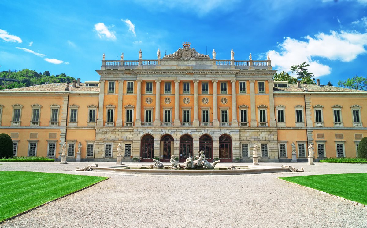 La meravigliosa ed imponente #VillaOlmo 😍 quanto ci mancano  le passeggiate nel tuo parco 🇮🇹
•
Le facevate spesso voi? 😍
•
#discoverthelake with #lariusway 🌈
#RegioneLombardia #lakecomo #lagodicomo