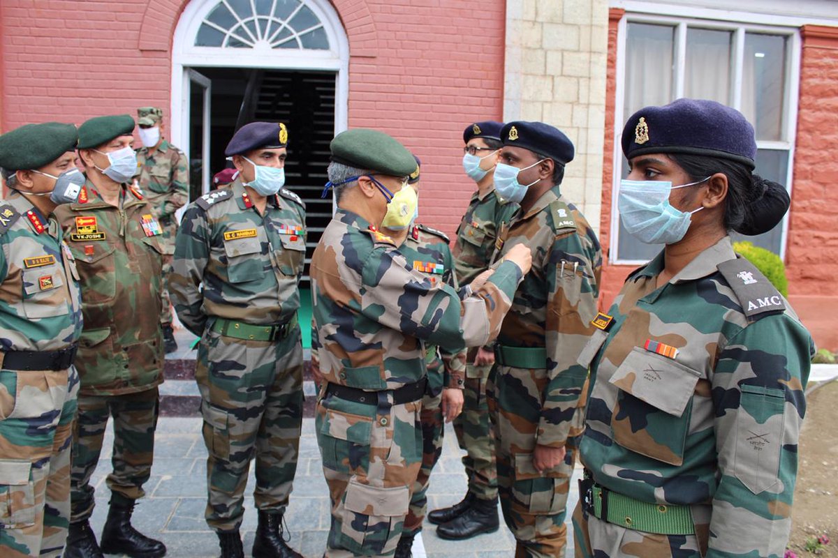 #GenMMNaravane,#COAS visited units &amp; formations in South #Kashmir;exhorted troops to be prepared to meet emerging security challenges.Later,#COAS visited HQ <a href="/ChinarcorpsIA/">Chinar Corps🍁 - Indian Army</a>; reviewed security situation &amp; extolled the close coordination among Govt agencies to maintain peace.
<a href="/adgpi/">ADG PI - INDIAN ARMY</a>