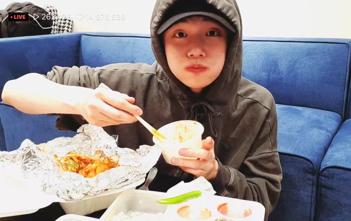 bampdnim's tweet image. Would you rather have a mukbang with Yeonjun or with Soobin? 🤔

quote with your answer and tag @TXT_members and @TXT_bighit for social 50! 💖