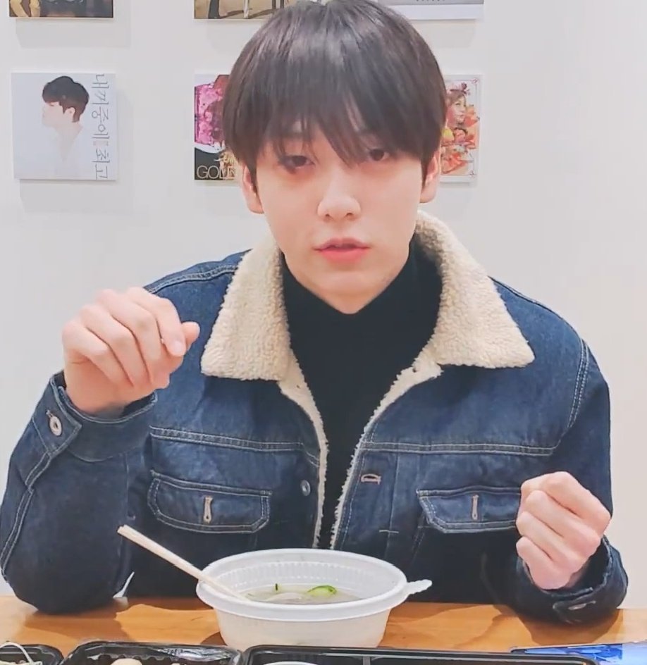 bampdnim's tweet image. Would you rather have a mukbang with Yeonjun or with Soobin? 🤔

quote with your answer and tag @TXT_members and @TXT_bighit for social 50! 💖
