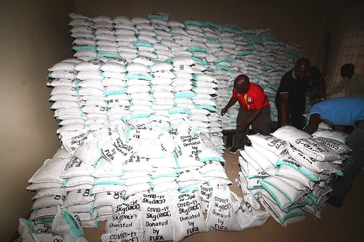 castle_256's tweet photo. EARLIER TODAY; The Federation of Uganda Football Association @OfficialFUFA handed over 12.5 tonnes of rice to the Minister in Charge of General Duties in the Office of the Prime Minister Mary Karooro Okurut  in Kampala. 

#soccerpatriots
#GiftedEra https://t.co/KuCIMc98w6