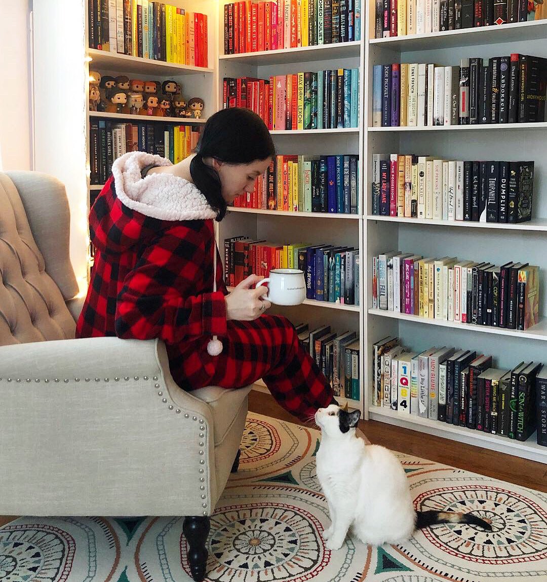 Who are you reading with these days?
#booksandcats #readers #bookstagram #indiebookstore