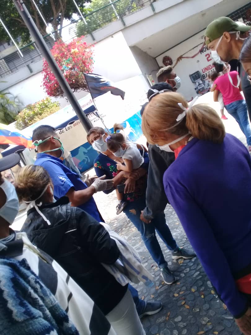 Solidaridad colectiva siempre presente en la revolución, hoy más de 15 familias recibieron ayuda del Viceministerio de la Suprema Felicidad Social del Pueblo, para ser trasladados hasta sus hogares fuera de Caracas <a href="/NicolasMaduro/">Nicolás Maduro</a>
<a href="/JorgeEMarquezM/">Jorge Márquez</a>
@pestanaajl