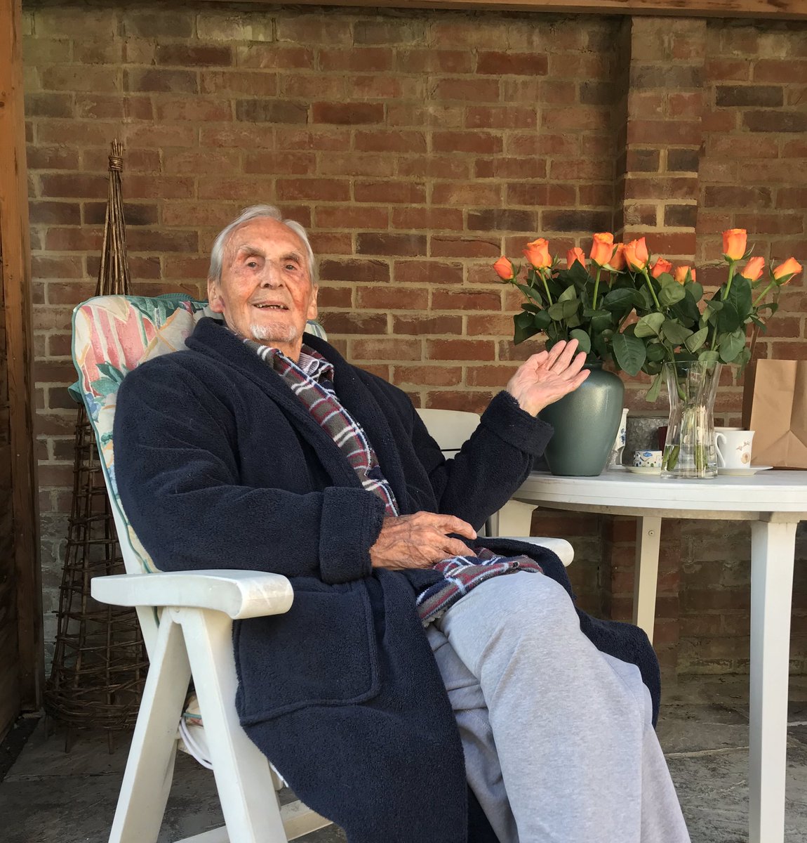 sallywilder's tweet image. My Dad is thrilled with the flowers Waitrose spontaneously gave me to give to him for his 93rd birthday while he is isolating. He asked me to say “thank you” to Waitrose 🥀@waitrose