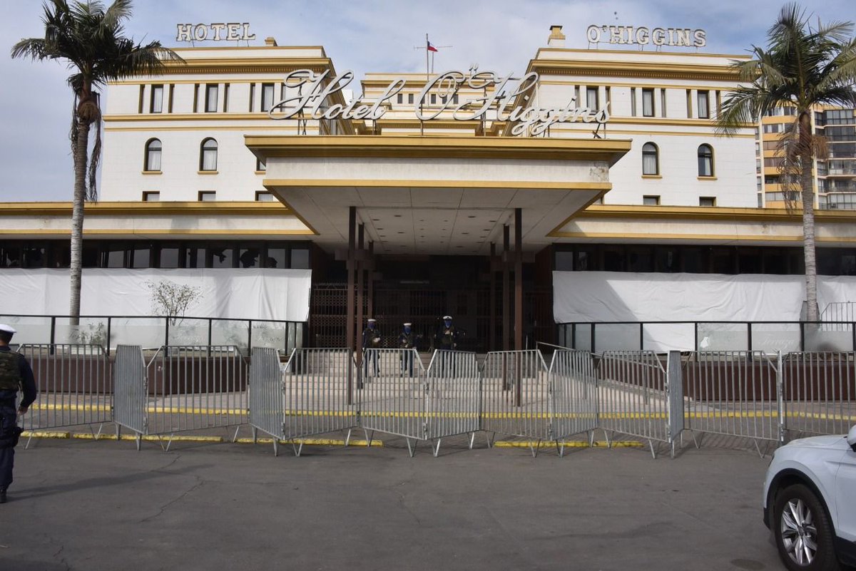Armada_Chile's tweet photo. Personal de la Academia Politécnica Naval #Apolinav se encuentra en tareas de seguridad a la residencia Sanitaria dispuesta por la @SaludSsrv en el Hotel O'Higgins de #ViñaDelMar. Esta Unidad se habilitó para recibir pacientes que no puedan realizar su aislamiento social en casa. https://t.co/06B5PSKDRX