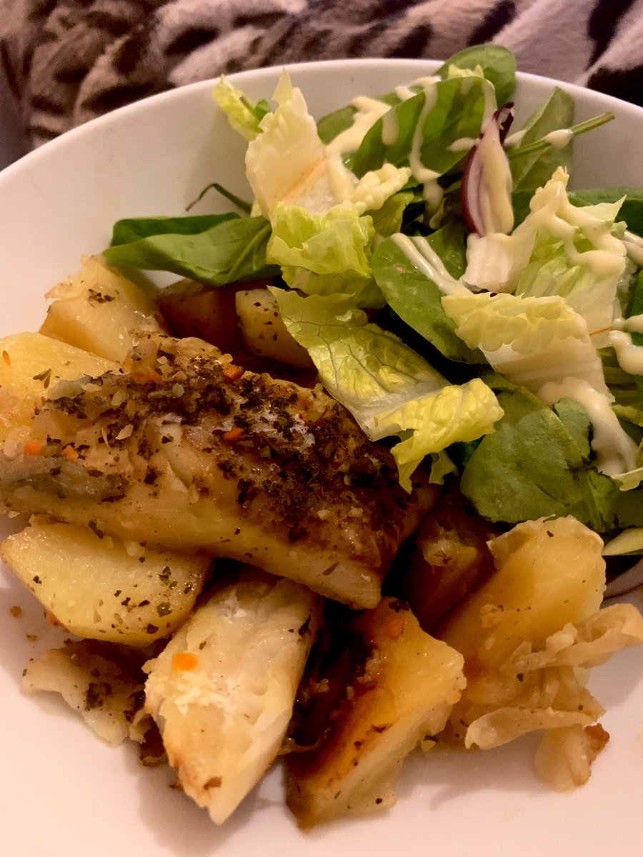 White fish & triple cooked potatoes w/ a side salad (spinach, lettuce & red onions)