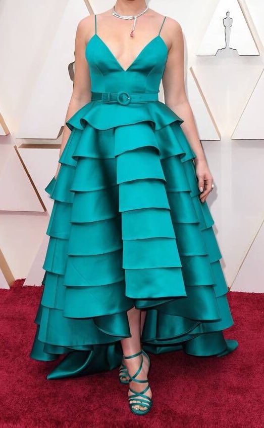 2020 has been all about colors, at least before corona made us all hide in our homes. Since the beginning of the year celebrities walked down the red carpet with dresses in bright colors, even if it was still winter.