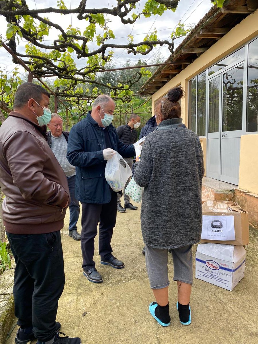 andiseferi's tweet photo. 👉 Kjo është Tirana jonë #Solidare 🤗
- Të moshuarit dhe familjet e Fshatrave MAZREK e KUS (Njësia Kashar) u ndihmuan nga Bashkia Tiranë e Biznesi vendas, në këtë situatë të vështirë.
#JemiBashkë 🇦🇱 #TiranaSolidare❤️ https://t.co/sGVlO6zZN3