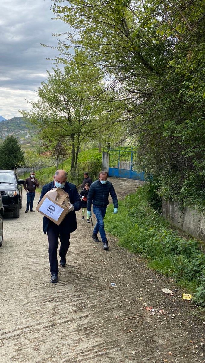 andiseferi's tweet photo. 👉 Kjo është Tirana jonë #Solidare 🤗
- Të moshuarit dhe familjet e Fshatrave MAZREK e KUS (Njësia Kashar) u ndihmuan nga Bashkia Tiranë e Biznesi vendas, në këtë situatë të vështirë.
#JemiBashkë 🇦🇱 #TiranaSolidare❤️ https://t.co/sGVlO6zZN3