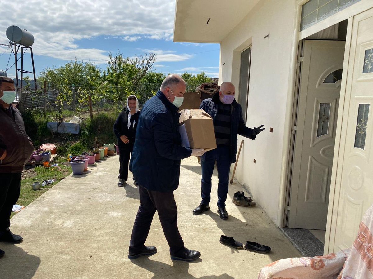 andiseferi's tweet photo. 👉 Kjo është Tirana jonë #Solidare 🤗
- Të moshuarit dhe familjet e Fshatrave MAZREK e KUS (Njësia Kashar) u ndihmuan nga Bashkia Tiranë e Biznesi vendas, në këtë situatë të vështirë.
#JemiBashkë 🇦🇱 #TiranaSolidare❤️ https://t.co/sGVlO6zZN3