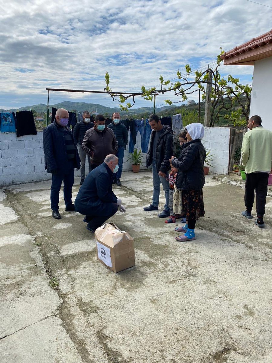 andiseferi's tweet photo. 👉 Kjo është Tirana jonë #Solidare 🤗
- Të moshuarit dhe familjet e Fshatrave MAZREK e KUS (Njësia Kashar) u ndihmuan nga Bashkia Tiranë e Biznesi vendas, në këtë situatë të vështirë.
#JemiBashkë 🇦🇱 #TiranaSolidare❤️ https://t.co/sGVlO6zZN3