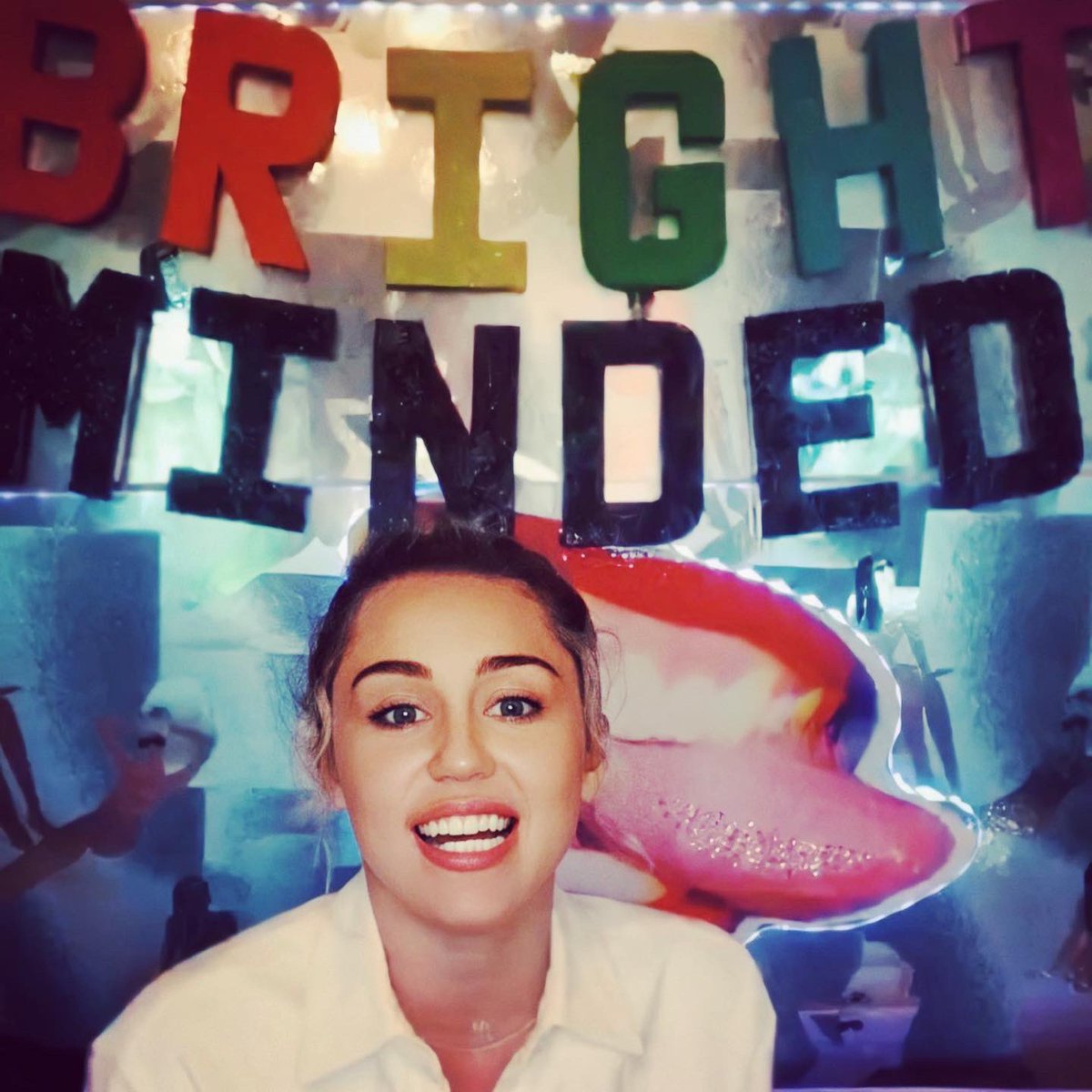 Miley_Portugal's tweet photo. #BrightMinded #LiveWithMiley                Hoje a Miley teve uma convidada muito especial a Senadora @elizabethwarren, com quem falou sobre política. Quem gostava de ter a nossa Miley como presidente? 🇺🇸          #mileyforpresident #stayhome #staysafe #staybrightminded https://t.co/JHCdX6lOzO