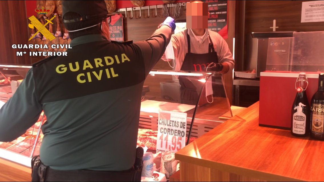 periodiconavas's tweet photo. https://t.co/fGfM4nJP6N Reparto de mascarillas en la provincia. Guardia Civil, Policía Local y Protección Civil. https://t.co/lYb6aBkUOi
