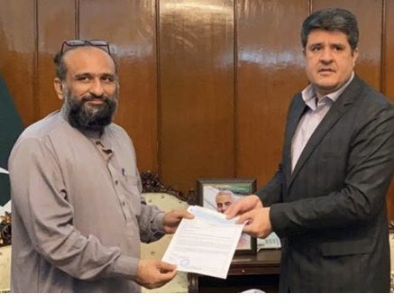 dekho_pk's tweet photo. For Those who are Critisizing Faisal Edhi for Donating to Imran Khan 🇵🇰. A Month Ago Edhi foundation gave Rs30mn 💵 cheque to Iranianb 🇮🇷 government through its consulate general, Karachi. https://t.co/g1iH8igWfV
