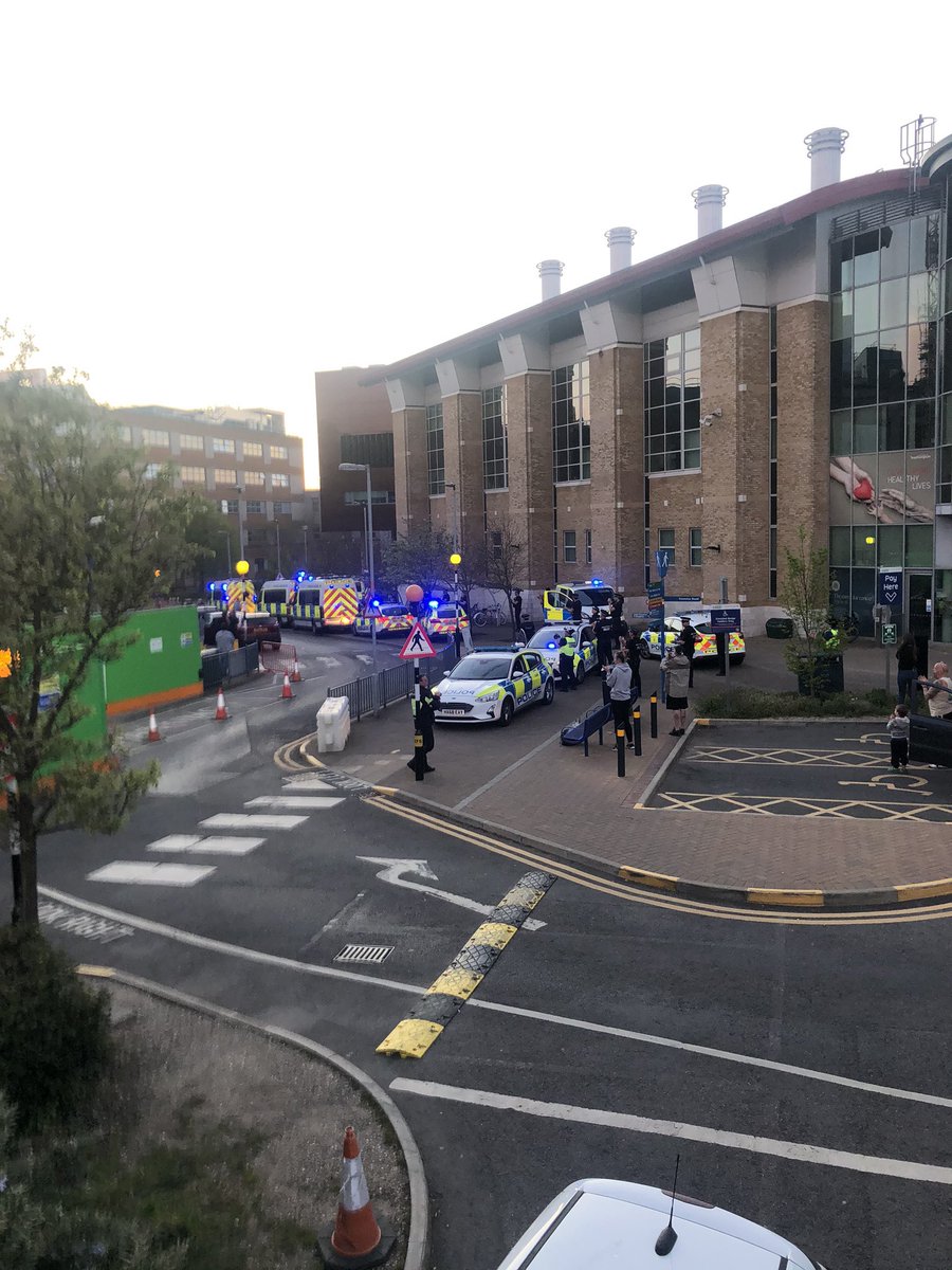 UHSFT's tweet photo. Thank you to our friends at RAC and our local police for showing their support for our staff! 👏🏻👏🏻👏🏻

@TheRAC_UK @HantsPolice @SouthamptonCops @ShirleyPolice https://t.co/H3WOHFVlkl
