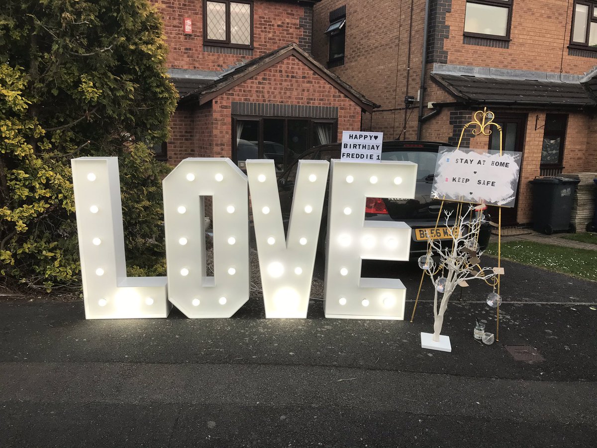 BeeOccasions's tweet photo. Showing our LOVE tonight for #NHS #carers #keyworkers #staysafe https://t.co/va6tTogsFT