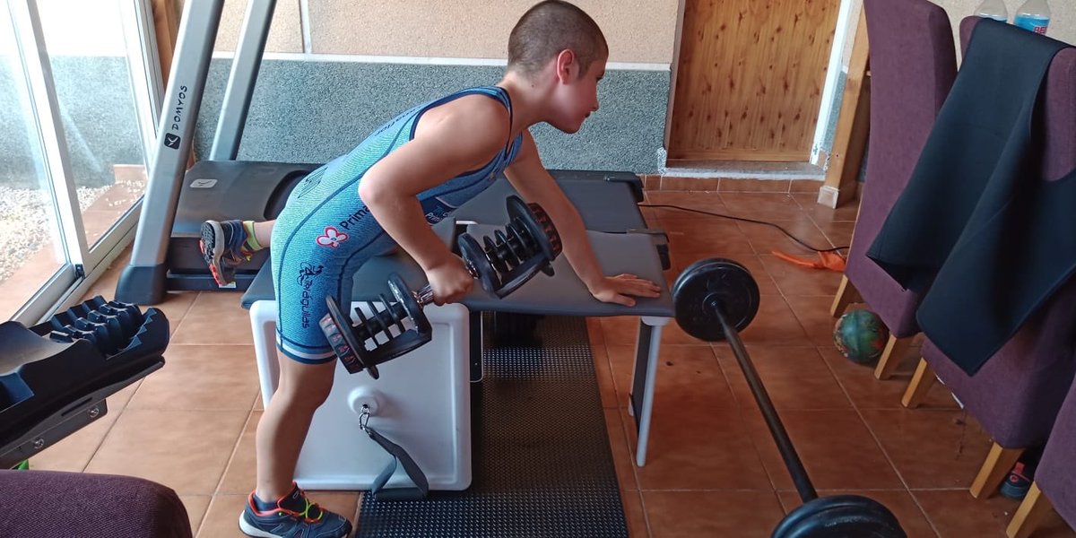 Los más peques del club están hechos unos grandes campeones y siguen entrenando durante este confinamiento, cada uno aprovechando lo que tiene pero siempre dando lo mejor de ellos mismos 💙 #triescuelaáguilasprimaflor #triáguilasprimaflor #triáguilas #triáguilasencasa