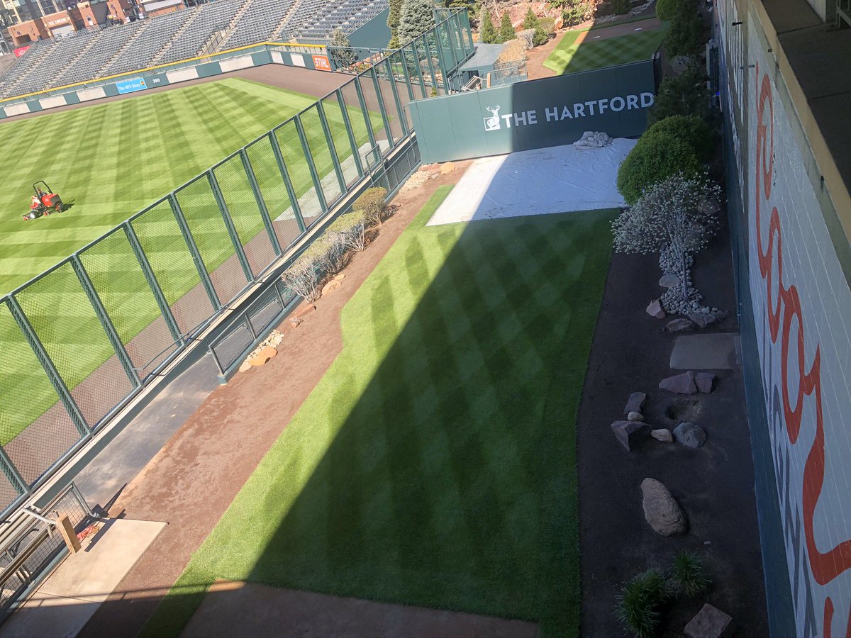 CREEDY95's tweet photo. When the turf is in midseason form. #missbaseball #MLB #staysafe #EssentialWorker #Coors #Field #kentuckybluegrass #ColoradoRockies #bullpenviews https://t.co/hFrMfa85oe