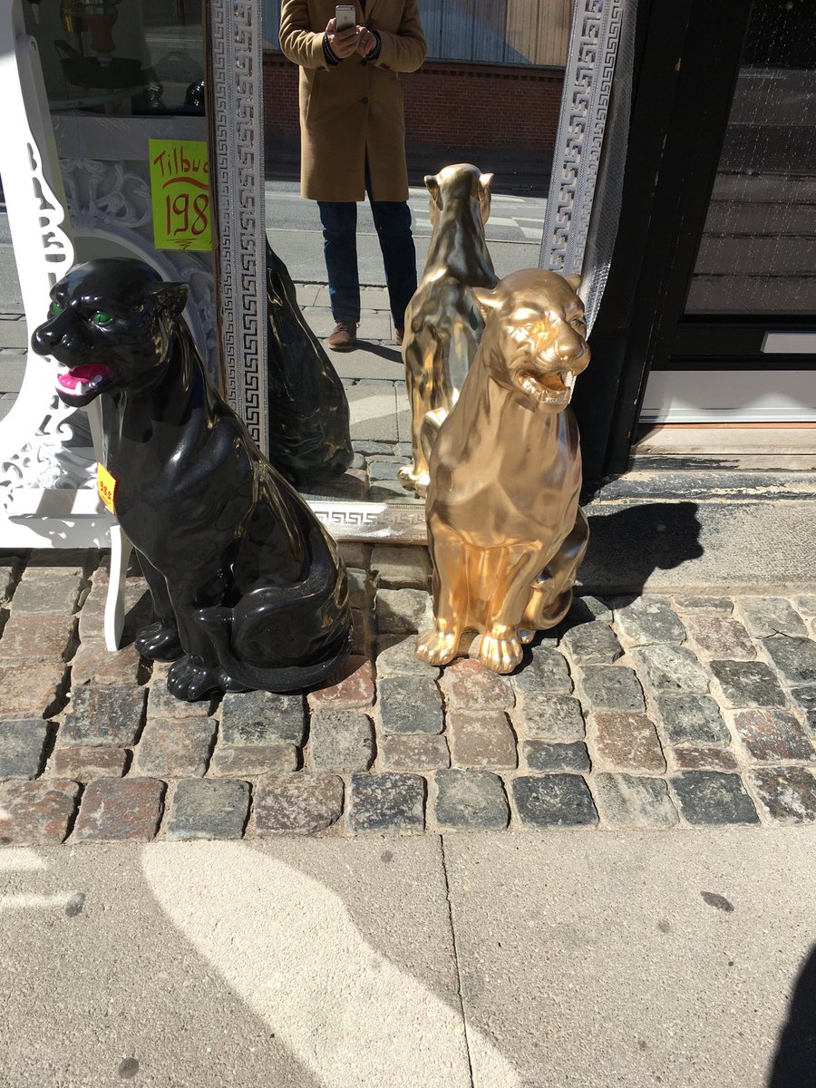 Byen åbner så småt og her kan man købe et par potente rovdyr. De skal nok sprittes af, men kan sikkert bruges til at skabe afstand #ilovecph