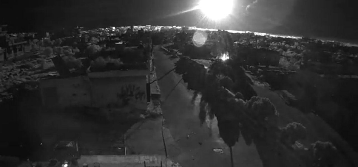  #Syria: flare above Nayrab tonight as Regime artillery is bombing villages located W. of Saraqeb (SE.  #Idlib).