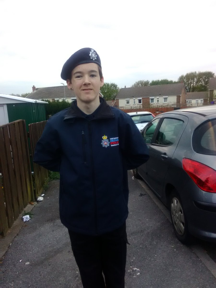 kelleybourne2's tweet photo. What an amazing clap tonight thank u to @AmmanfordFire u made a lot of kids happy tonight up in Parc penrhiw and thank u for everything u do...... and here's my boy Cody in his police cadet uniform showing his respect to all on the front line @DPP_Ammanford 👮🌈🙌🙌🙌 https://t.co/vso4G1dLY2