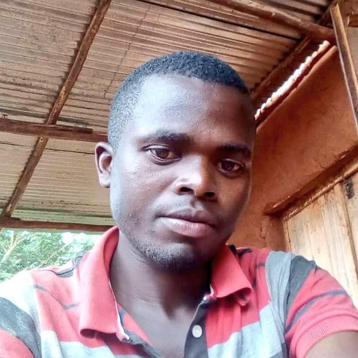 pnininahazwe's tweet photo. 🔴 Alerte !
Rémy Hakizimana, chef de la jeunesse du parti CNL en commune #Giharo (prov Rutana), serait enlevé depuis ce soir à 18h à #Bugiga. Un véhicule non encore identifié l'aurait conduit de force vers #Kayogoro. Rémy a pu envoyer un texto d'alerte via +25761961321. #Burundi https://t.co/7Qeh0DAHzk