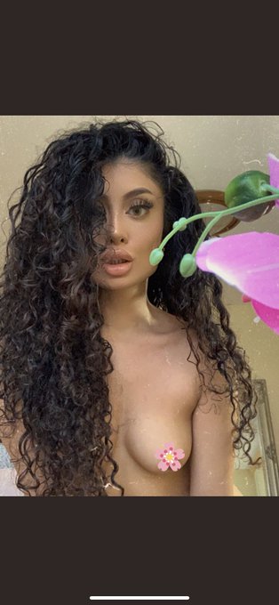 How can anyone be this perfect😍😍my queen @marinaxmaya is a true angel in disguise :P https://t.co/Wd<a class="tags" href="/tag/marinaxmaya">@marinaxmaya</a><a href="/tag/wce"class="tags"><span>#wce</span></a><a href="/tag/myqueen"class="tags"><span>#myqueen</span></a><a href="/tag/womencrusheveryday"class="tags"><span>#womencrusheveryday</span></a><a href="/tag/loveherloads"class="tags"><span>#loveherloads</span></a>