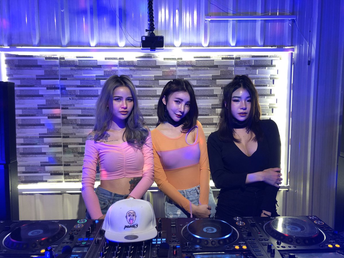 PaseiOfficial's tweet photo. 3 สาวที่ทำให้สงกรานต์ปีนี้มีความมันส์💦DJ QUEEN NARA  x DJ KONGKWAN x DJ HONGYOK https://t.co/ym5K4xBqnU