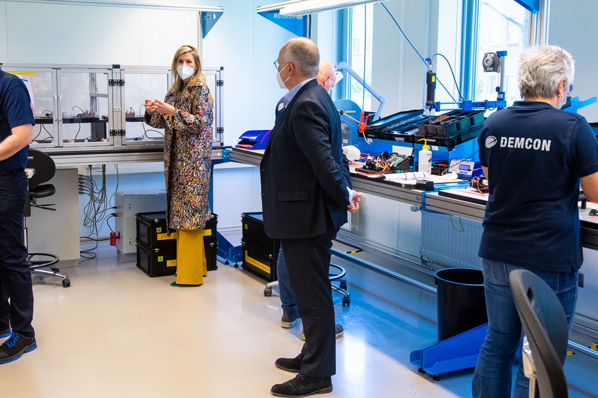 DEMCON's tweet photo. Vanmiddag hebben wij met trots Hare Majesteit Koningin Máxima mogen ontvangen. Koningin Máxima maakte kennis met onze beademingssystemen, de nieuwe productielijnen en onze partners, want juist nu is samenwerking belangrijker dan ooit. Dank aan Koningin Máxima, wij hebben genoten. https://t.co/skkNmQvyUu