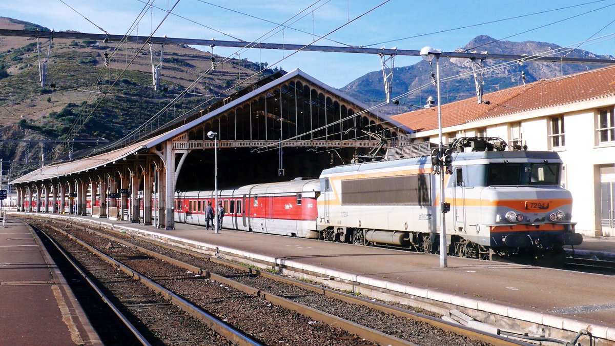 AndreasWiede's tweet photo. The #CatalanTalgo - for decades one of a kind on European 🇪🇺 rails, not least because of the train’s unique design and technology: the ability of its wheelsets to adapt to broad gauge (🇪🇸) and standard gauge (🇫🇷). 
And the countryside along the line: just a bliss. #PastTrainTrips https://t.co/7Wwm5WyKs8