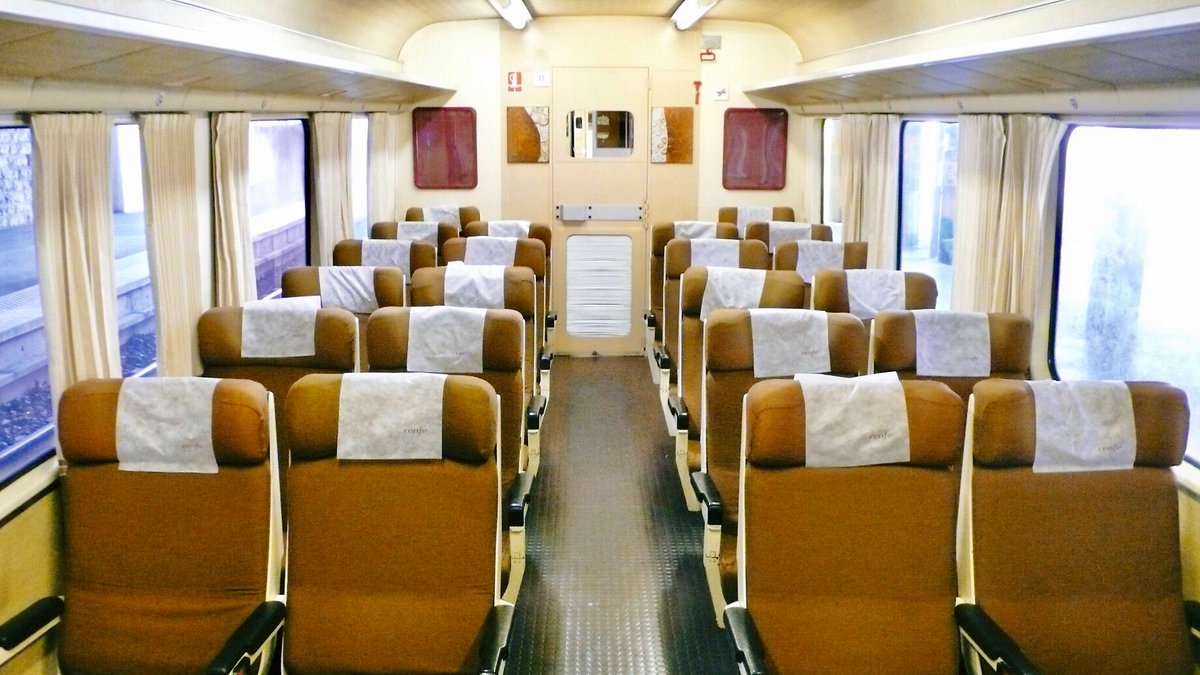 The #CatalanTalgo - for decades one of a kind on European 🇪🇺 rails, not least because of the train’s unique design and technology: the ability of its wheelsets to adapt to broad gauge (🇪🇸) and standard gauge (🇫🇷). 
And the countryside along the line: just a bliss. #PastTrainTrips